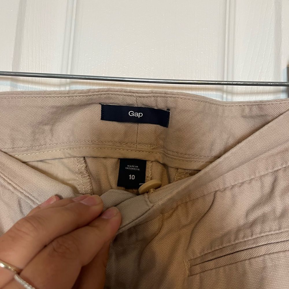 Gap Khaki Shorts - Picture 3 of 5
